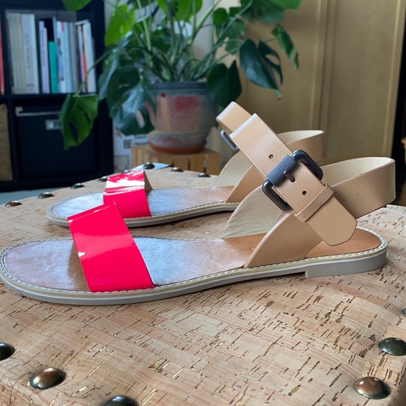 VERA WANG Vibrant Pink Flat Leather Sandal - Picture 2 of 7